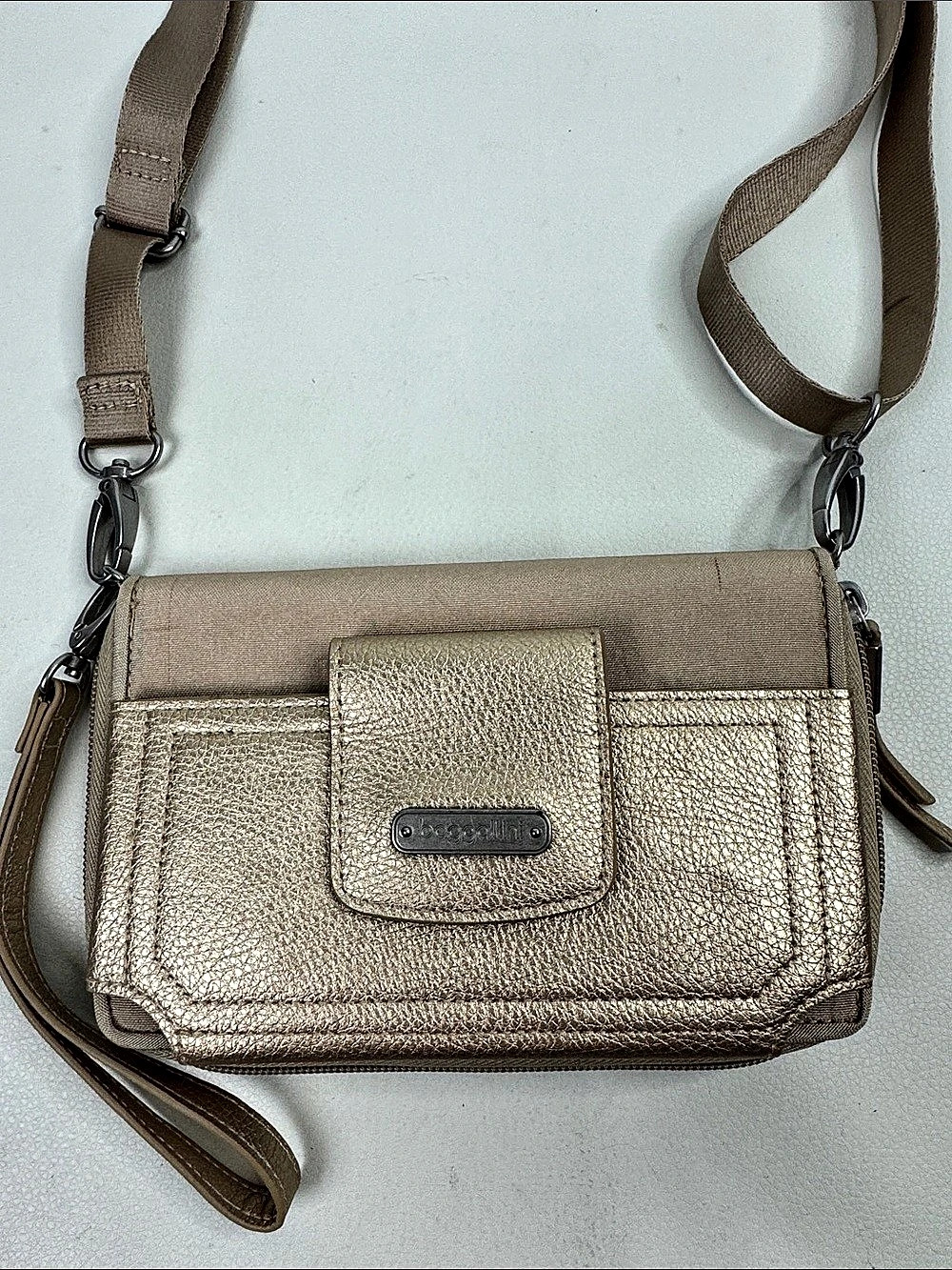 Baggallini Beige Champagne RFID Wallet Crossbody bag wristlet Silver Zip